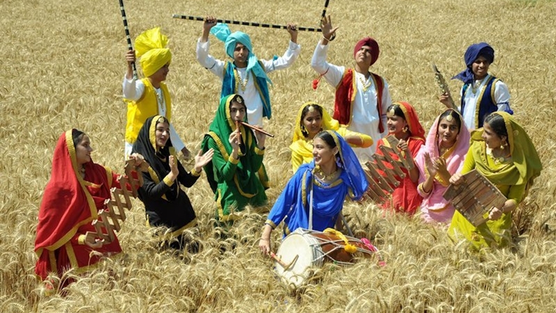 tradition of lohri festival - Daily Bees